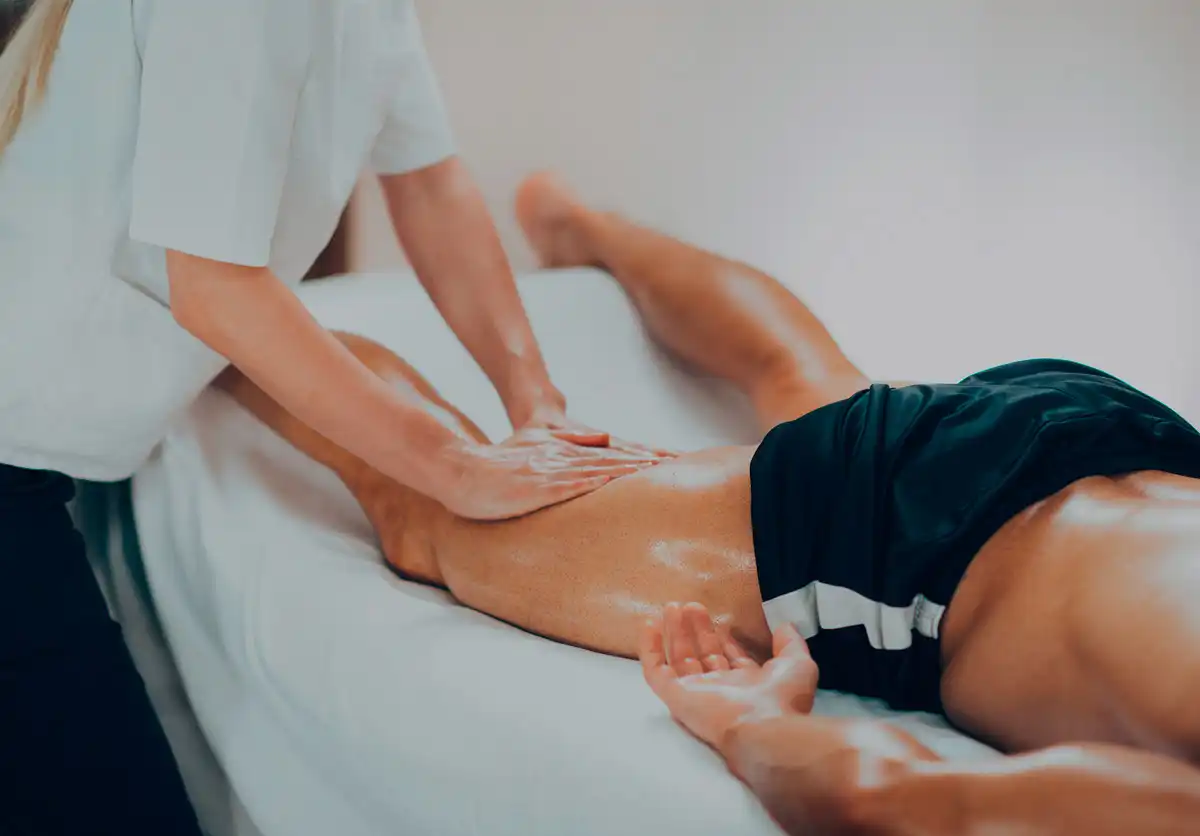 beneficios de masaje deportivo en contracturas fisioclinics madrid